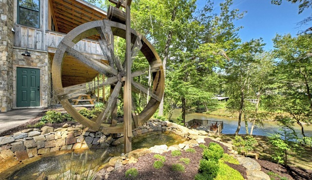 High-end custom cabin that sits on the Cartecay River, hot tub, firepit