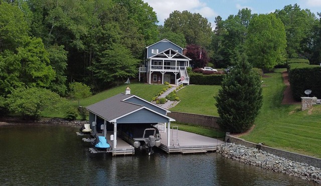 High End Family-Friendly Waterfront Lake House with Dock and close to VIR