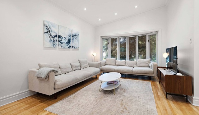 High end full house sleeps 16. 3 bathrooms. Private Terrace and backyard