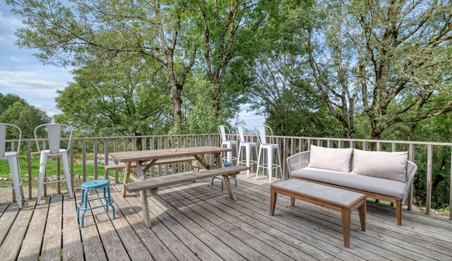 High-End Holiday Home 'Spacious and Elegant Barn' with Lake View, Pool, and Wi-Fi