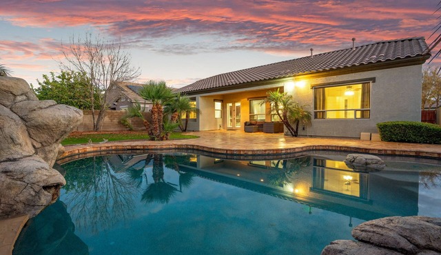 High End Home w/Heated & Cooled Pool, Fire Pit, Game Room and Golf Nearby