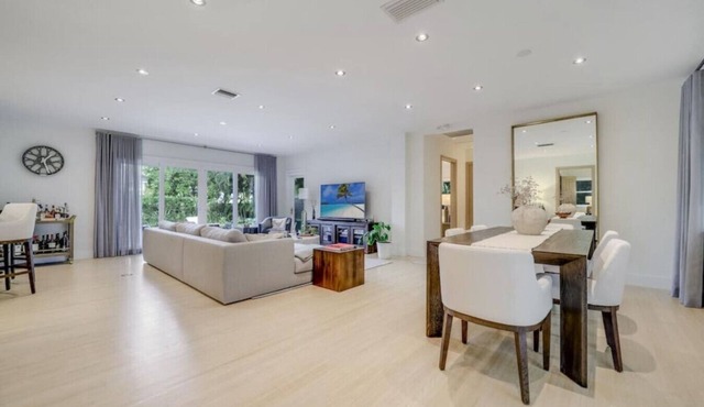 High-End House with Heated Pool, outdoor TV