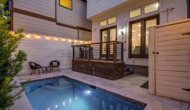 High End In The Center - Mins to Downtown w Pool
