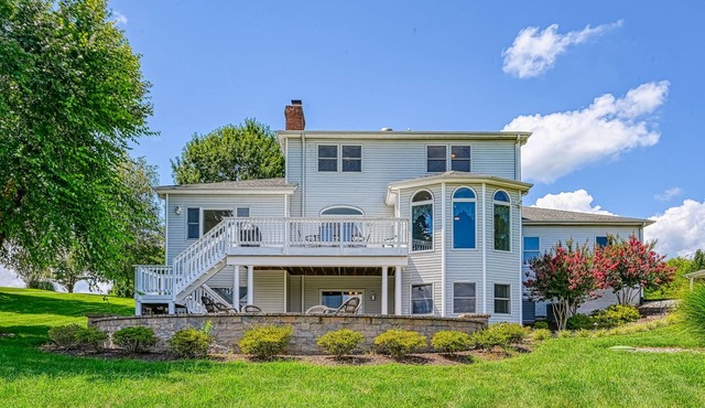 High-end lakefront home with dock, volleyball, Ping-Pong, 2 firepits & kayaks