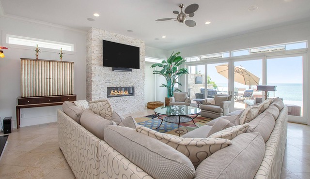 High-end lakefront home with poker table, infinity pool, pool table & WiFi