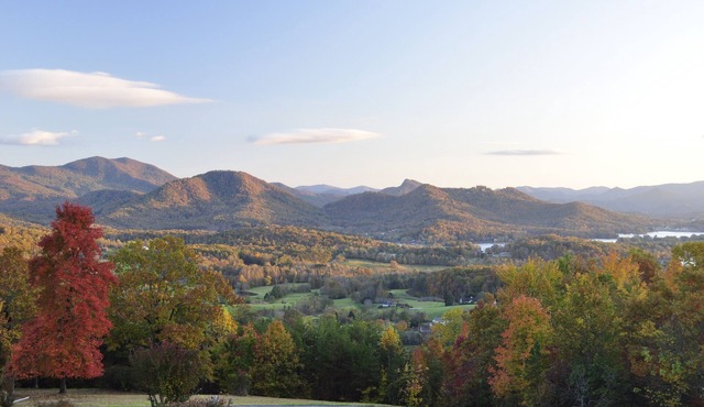 High-end large quiet home with amazing long-range views, close to Lake Chatuge