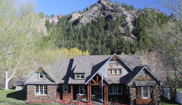 High End Lodging for Medium to Large Groups in the Canyon of the Missouri River!