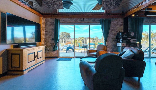 High-end loft with jacuzzi in Trélévern!