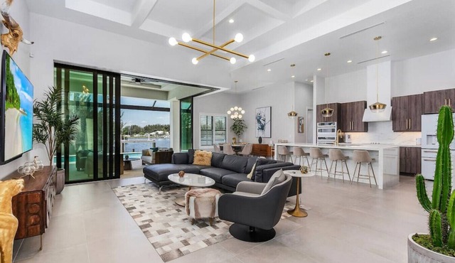 HIGH END Luxury Villa w/Heated and Chilled Pool
