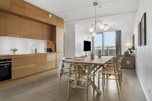 High-End Marina Apt w Outdoor Areas & Free Parking