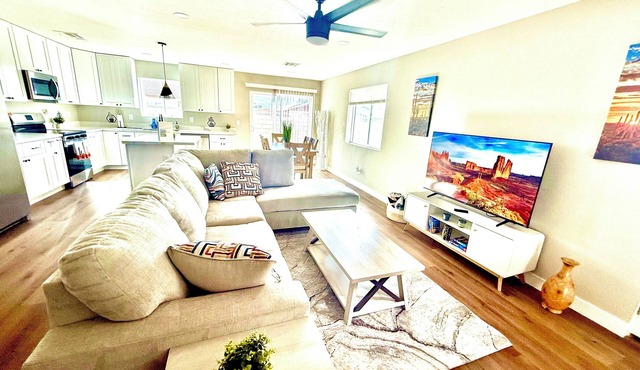 High-End Modern Desert Retreat - 12 Min to DT & Airport