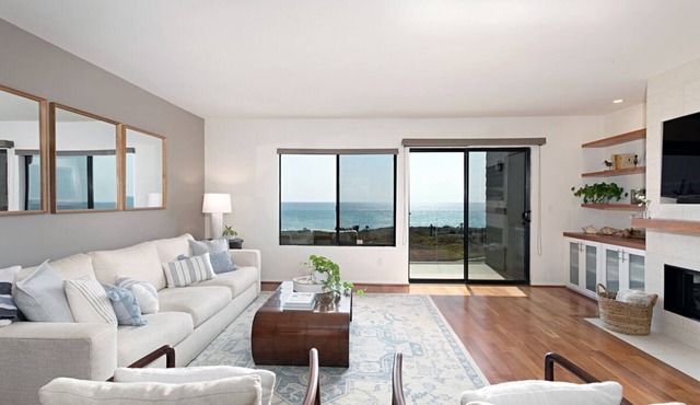 High End Oceanfront Home, a 2 min walk to Beach, Shops, Dining & More in Solana