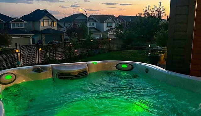 High-End Suite with Mountain Scenery & Spa Hot Tub