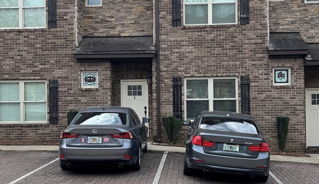 High End Townhouse 12 min walk to Campus and Downtown