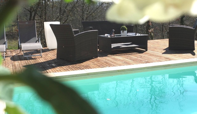 HIGH-END VILLA IN THE HEART OF A LOT IN A QUIET AREA WITH HEATED POOL