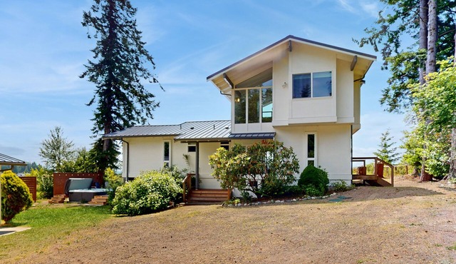 High-end waterfront getaway with amazing views, private beach & large deck