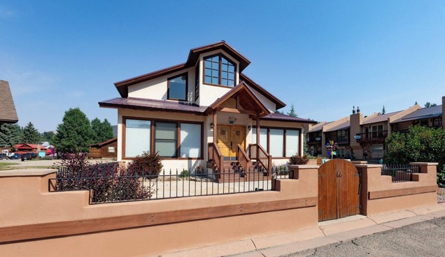 High Expectations - In Town - New Property! - Fireplace - Adjustable Bed - Fence