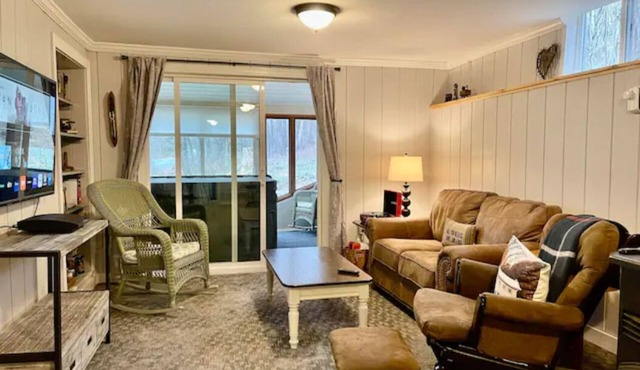 High Falls House: Indoor Hot Tub 3BR, 2+ acres, Games, Firepit Near Woodstock