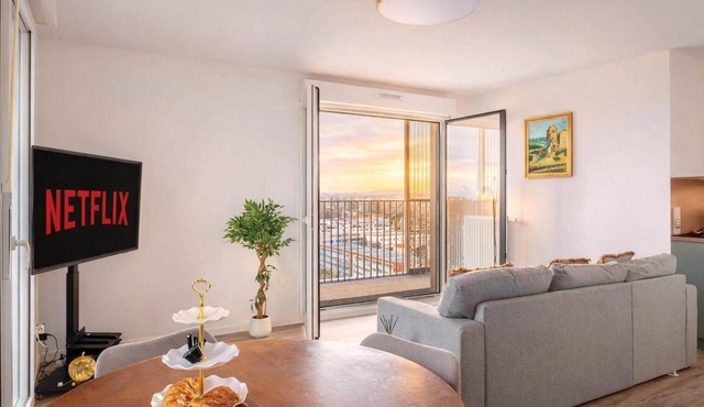High-Floor Eiffel Tower Skyline View Apartment - Metro 4 at Doorstep - Sleeps 6
