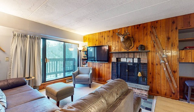 High-floor resort condo with free WiFi and full kitchen - walk to lifts