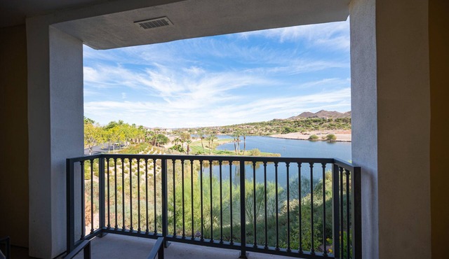 HIGH FLOOR SUITE WITH PERFECT LAKE VIEW!