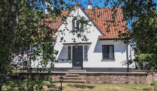 HIGH GROUND, REYDON, pet friendly, with open fire in Reydon