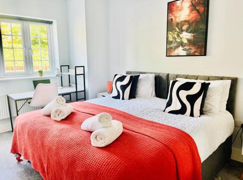 High Halden Getaway in Ashford with hot tub and free parking