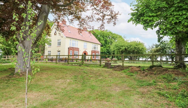 HIGH HOUSE, pet friendly, luxury holiday cottage in Southrepps