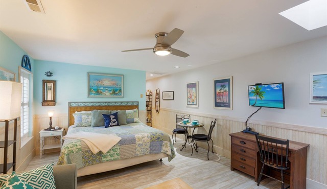 High Life on IOP Studio + Sleeper,1 blk to beach,