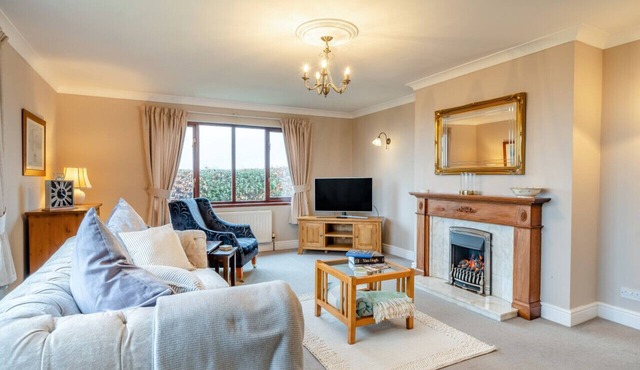 High Mains - Four Bedroom House, Sleeps 8