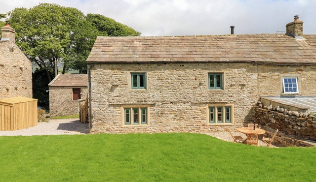 HIGH MEADOW BARN, pet friendly, with a garden in Bainbridge