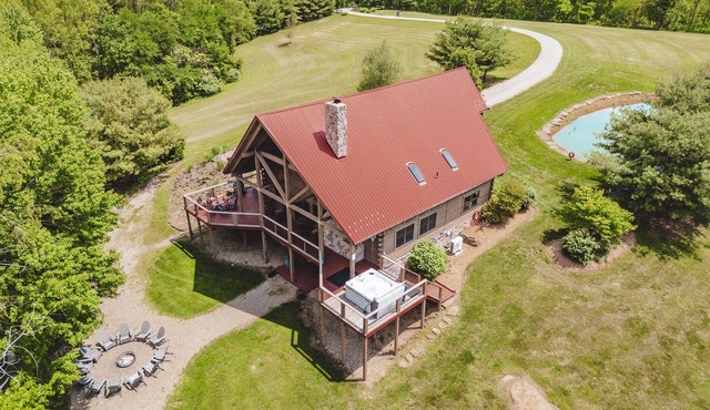 High Meadows Lodge:Nature trails,Private 20+acres,Hot Tub,Fire Pit, Wifi