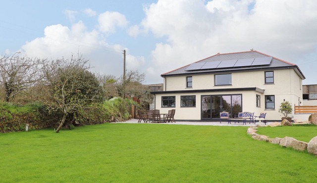 HIGH PARK HOUSE, pet friendly, character holiday cottage in Helston