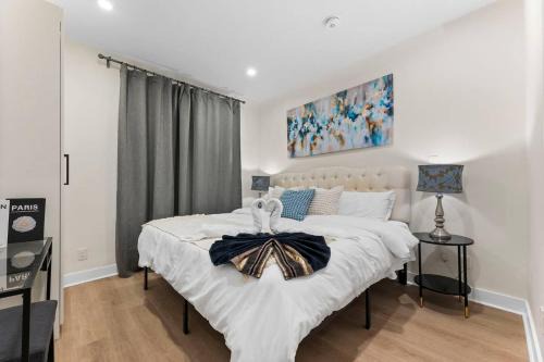 High Park Retreat: Modern Styled 2B/2B in Toronto!
