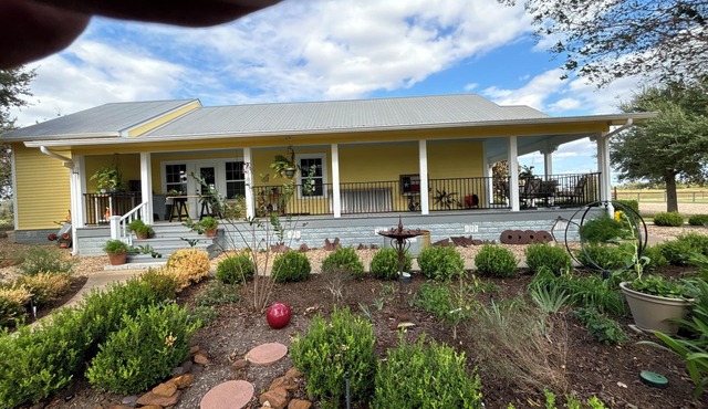High Point 1912 Charming Farmhouse in Red Rock on six acres with 2 zone AC, WiFi