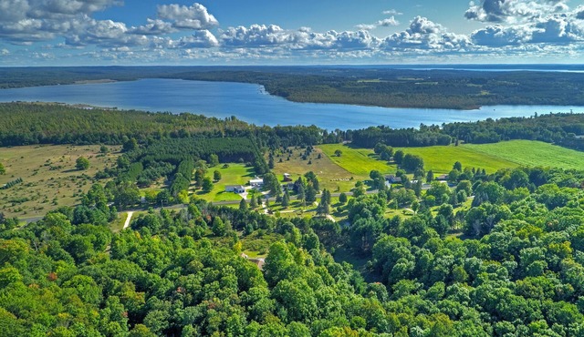 High Point Bellaire - Panoramic Lake Views - Private Hilltop Retreat – Sleeps 14