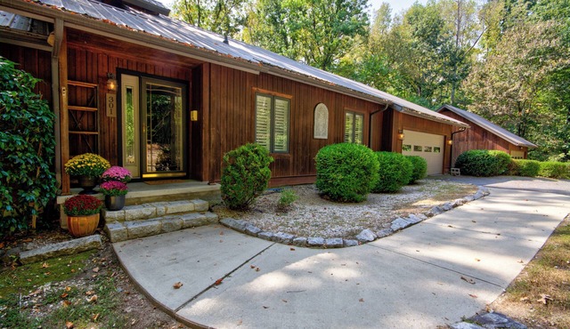 High Point Hideaway - secluded & in center of town - fully furnished for comfort