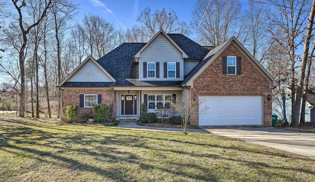 High Point Home ~ 1 Mi to Oak Hollow Lake!