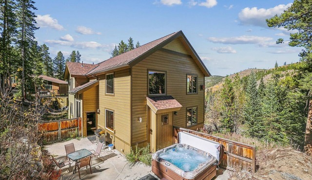 High Point Lodge: Private Home, Cozy Patio Area & Hot Tub!