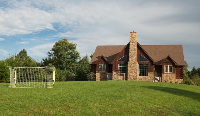 High Point Retreat! Large open concept. Great for family gatherings!