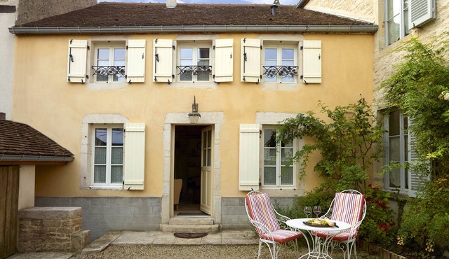 High Quality 17thc charming Cottage, Meursault village, sleeps 2