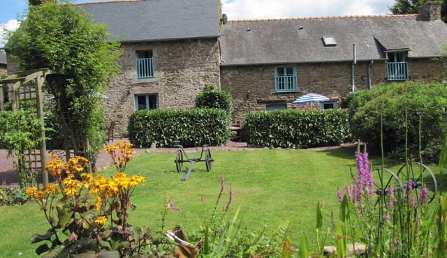 High quality gite complex for up to 13 people.Spacious communal room Pool & WIFI