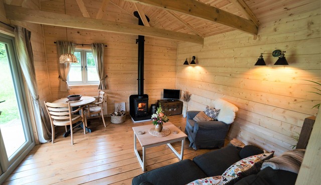 High quality lodge in secluded field