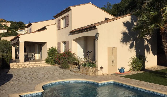 High-quality villa with air conditioning, swimming pool and magnificent sea views