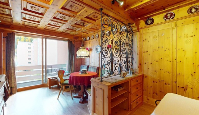 High-quality wood-clad 1-room flat on the 2nd floor for 2 persons.