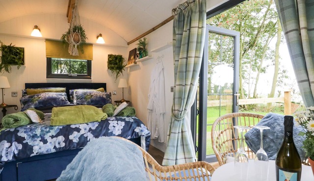 HIGH RIGG SHEPHERD'S SUNSET, pet friendly in Brampton, Cumbria