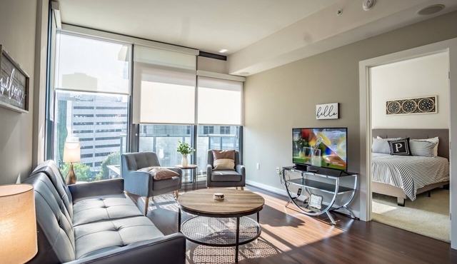 High Rise 2 Bedroom apartment in a Great location by RedAwning