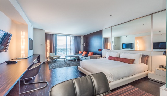 High Rise Condo- Few minutes from the strip!