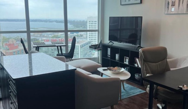 High-Rise Condo with CN Tower View - Balcony - Free Parking - Downtown Toronto