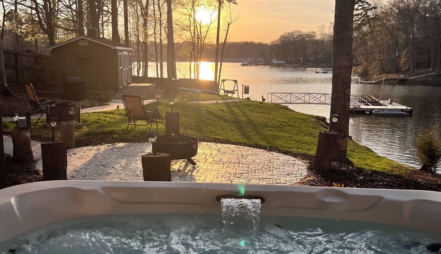 "High Rock Haven- Fire Pit, Welcome Gifts, Games room, Hot Tub, 2 lounges, lake